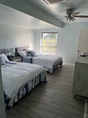 2 عدّة غرف نوم ومكواة/لوح كي وواي فاي مجانًا وملاءات أسرّة