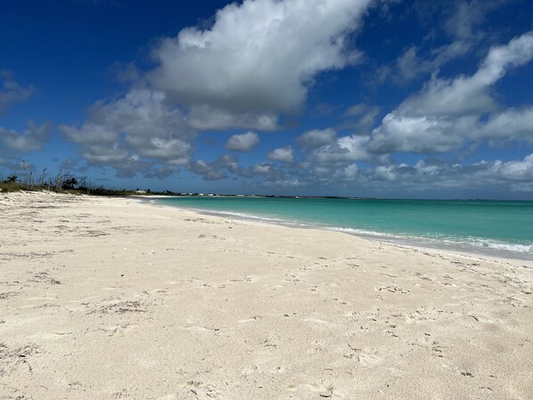 Sun loungers, beach towels - Beach Beauty in Treasure Cay (Treasure Cay)