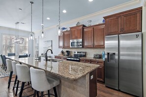 冷蔵庫、電子レンジ、オーブン、コンロ