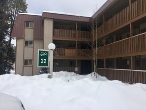 Un edificio de varios pisos con un letrero que indica que es 'Hi Country Haus' y el número 22.
