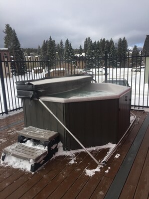 Outdoor spa tub - Cozy and convenient family condo in heart of downtown Winter Park (Winter Park)