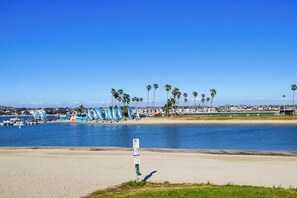 Beach - Charming 2-Bed Condo with Gorgeous Bay Views! (San Diego)