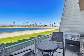 Outdoor dining - Charming 2-Bed Condo with Gorgeous Bay Views! (San Diego)