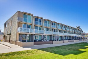 Exterior - Charming 2-Bed Condo with Gorgeous Bay Views! (San Diego)