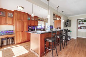 Fridge, microwave, oven, stovetop - Bring the whole family to this beautiful 3 bedroom beach house! (San Diego)