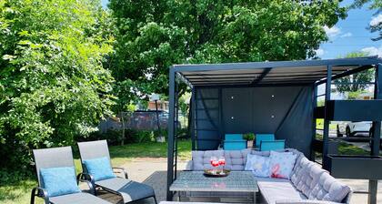 Modern House-Pool-Hot tub -playground -Game room -Pet friendly-10 min. Quebec