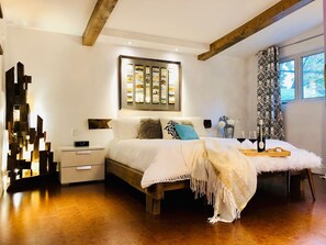 3 soverom, skrivebord, strykejern/-brett og reiseseng for barn