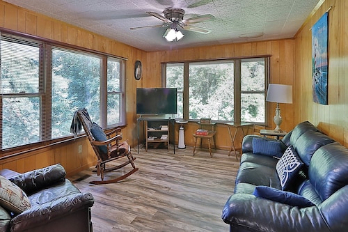 Smoky Mountain Getaway. Enjoy Seclusion,Views,Motorcycling, Shops w Paved Access