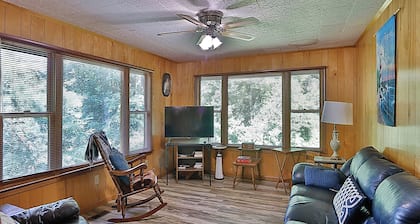 Smoky Mountain Getaway. Enjoy Seclusion,Views,Motorcycling, Shops w Paved Access