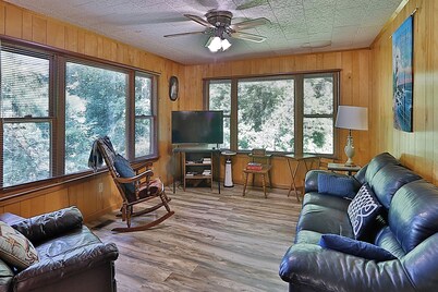 Smoky Mountain Getaway. Enjoy Seclusion,Views,Motorcycling, Shops w Paved Access