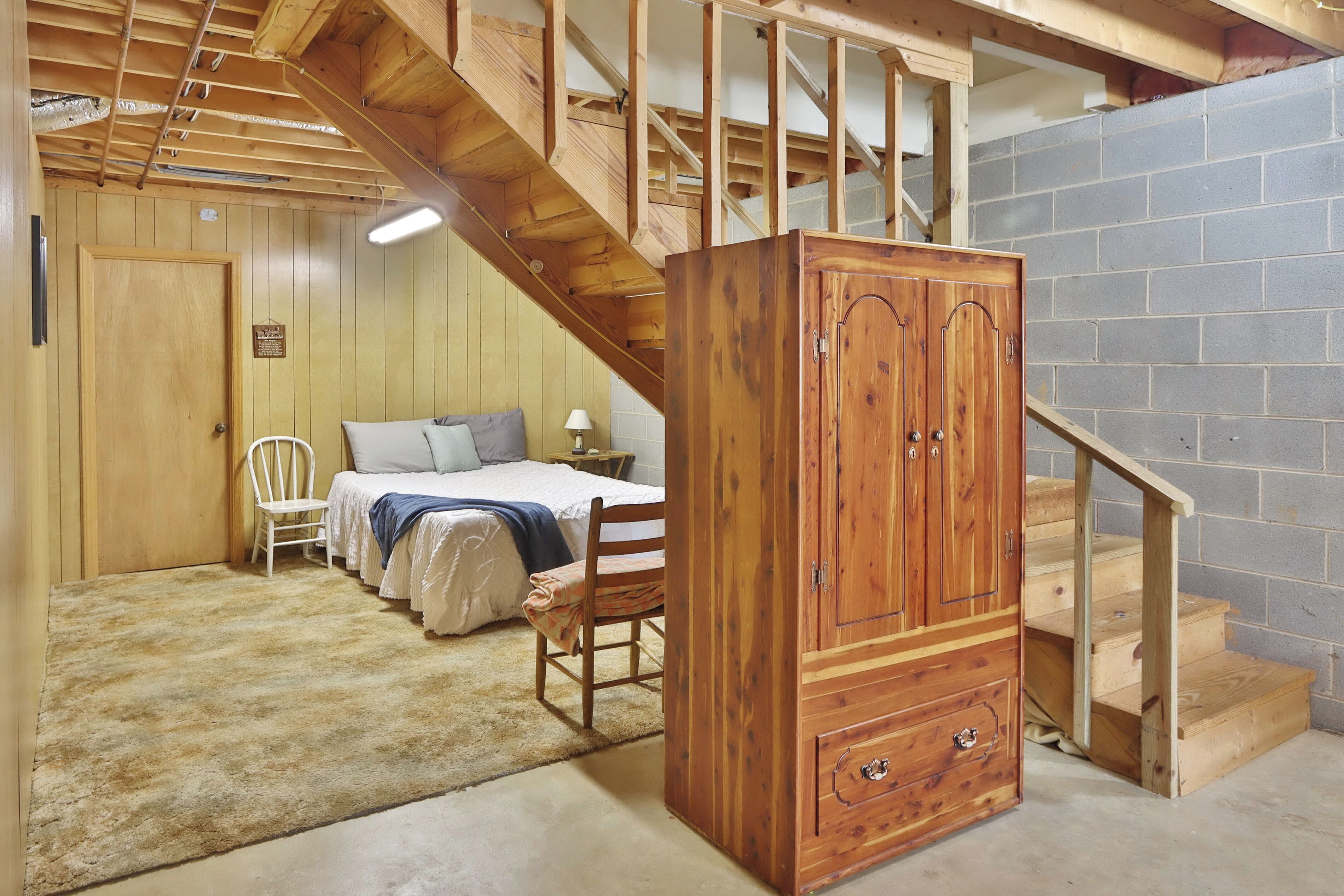 6 bedrooms, iron/ironing board, free WiFi, bed sheets