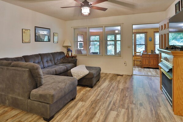 TV connectée, cheminée, jeux vidéo, lecteur de DVD