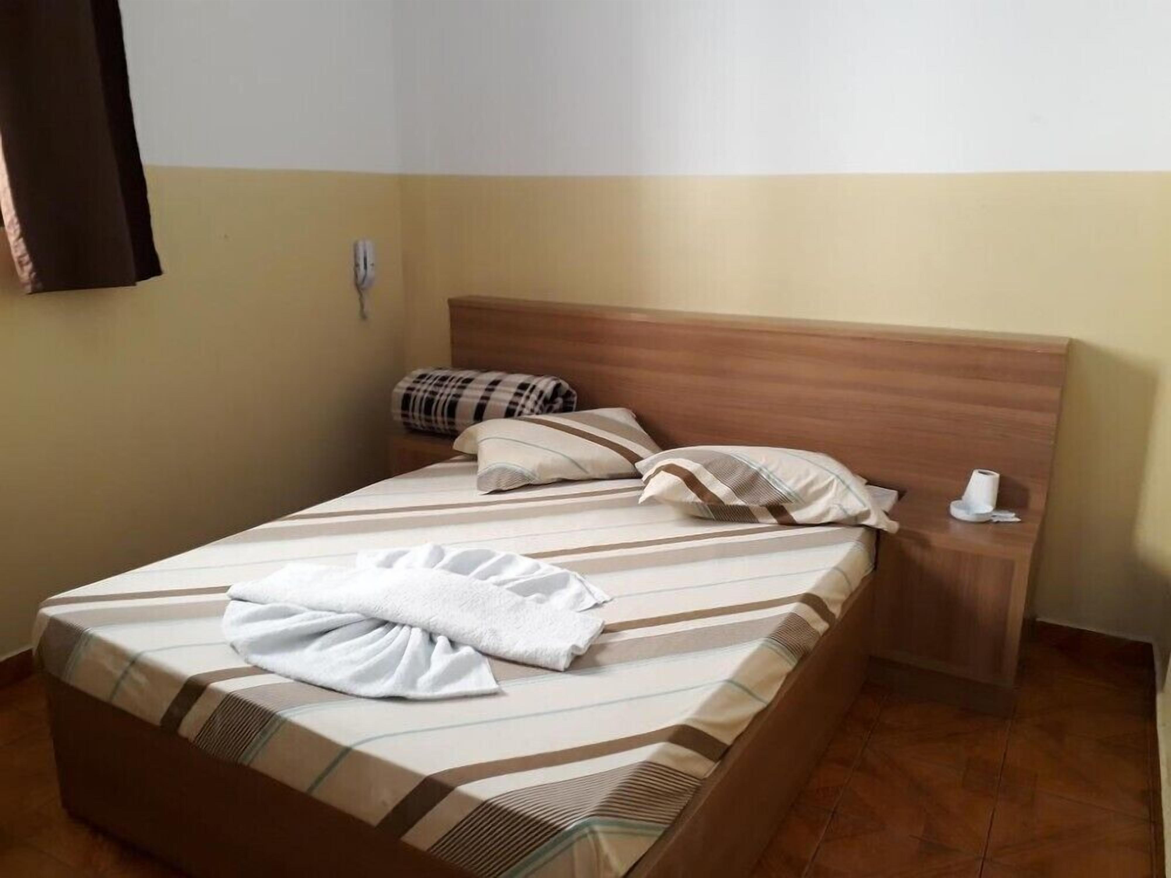 Double Room (Ar Condicionado) | Iron/ironing board, free WiFi, bed sheets