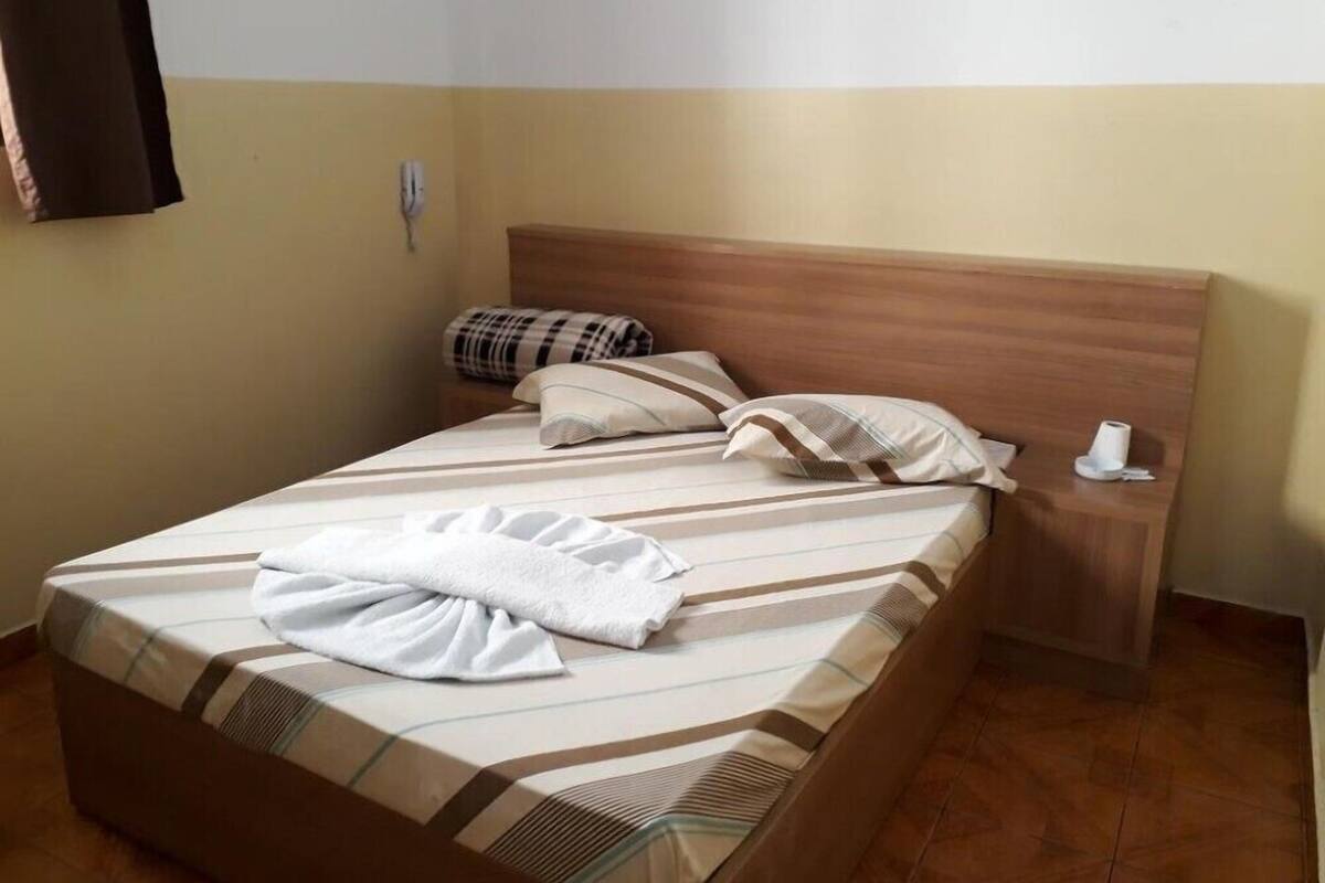 Double Room (Ar Condicionado) | Iron/ironing board, free WiFi, bed sheets