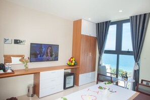 Deluxe Double Room, Ocean View | Bar mini, peti besi dalam bilik, meja, kalis bunyi 