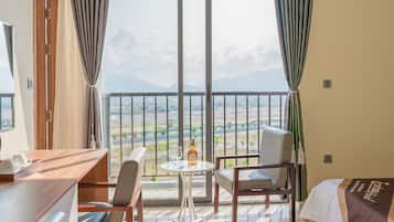 Deluxe Twin kamer, uitzicht op de stad | Een minibar, een kluis op de kamer, een bureau, geluiddichte muren