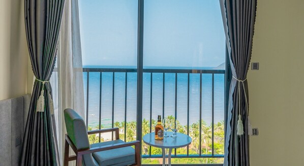 Minibar, caja de seguridad en la habitación y escritorio