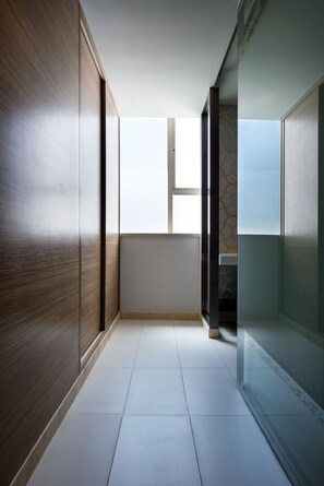 Habitación de lujo doble | Caja fuerte, escritorio, cortinas opacas y wifi gratis
