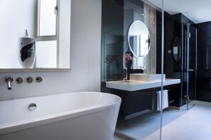 Luxury Suite | Bathroom | Free toiletries, hair dryer, slippers, towels - Zense Hotel (Shenzhen)