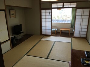 Traditionellt rum (Japanese-style, Main Building ) | Värdeförvaringsskåp på rummet och sängkläder