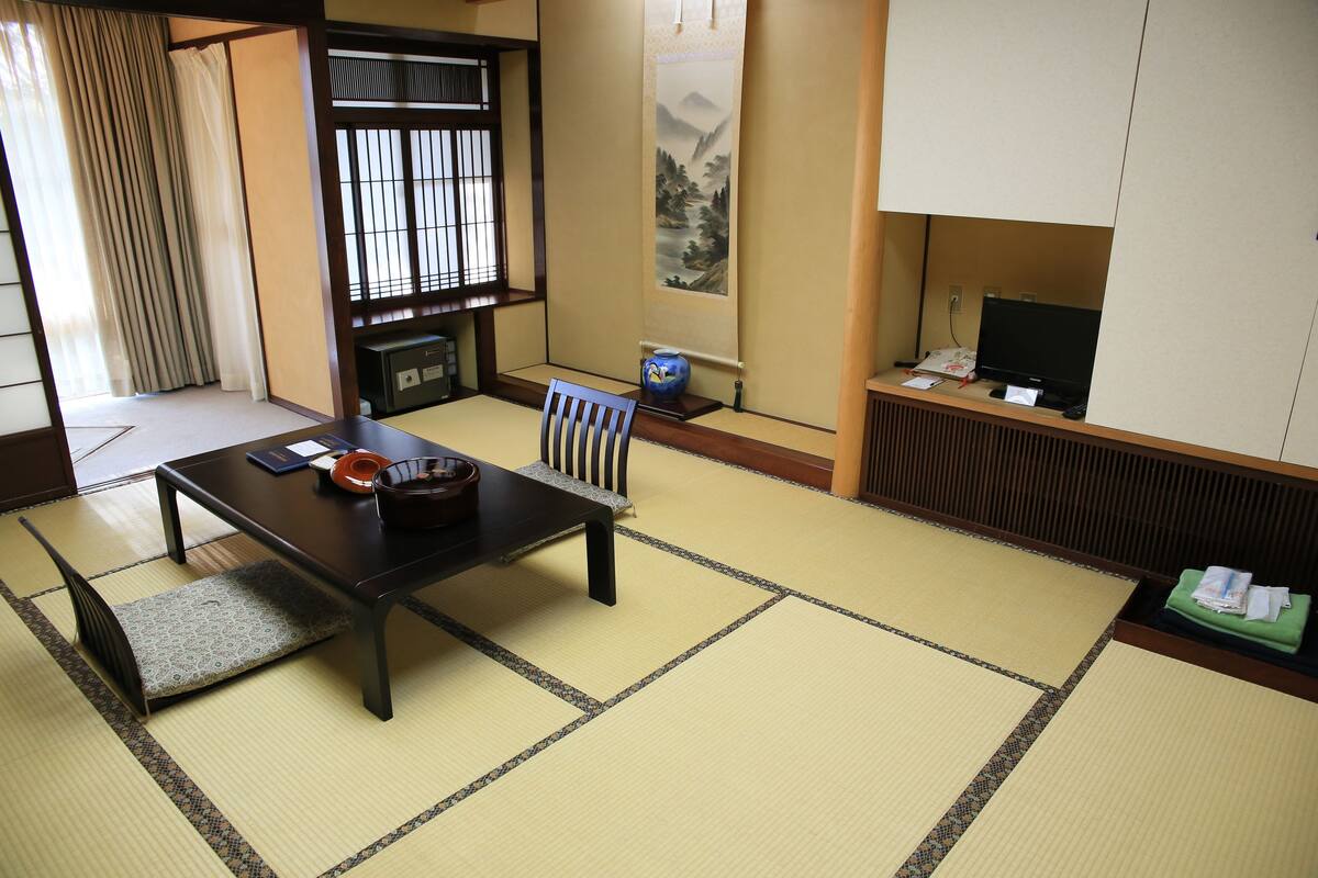 Quarto tradicional, em edifício anexo (Japanese-style) | Cofres nos quartos, roupa de cama