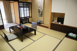 Traditionellt rum - annex (Japanese-style) | Värdeförvaringsskåp på rummet och sängkläder