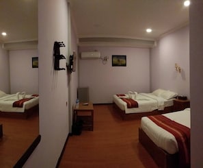 Kolmen hengen standard-huone | Minibaari, pimennysverhot, ilmainen Wi-Fi, vuodevaatteet