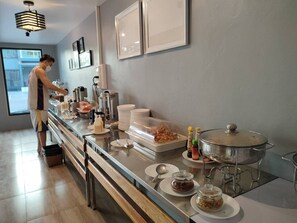 Frokost med lokale retter er inkludert hver dag