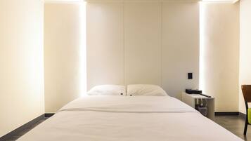 Deluxe Double - Breakfast for 1 (not available on Sundays), Free access to Netflix, laundry, fitness | Free minibar, blackout drapes, soundproofing, free WiFi