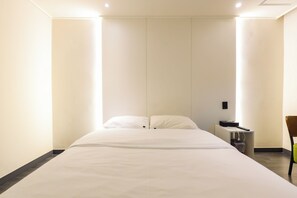 Deluxe Double - Breakfast for 1 (not available on Sundays), Free access to Netflix, laundry, fitness | Frigobar (abastecido com itens grátis), cortinas blackout