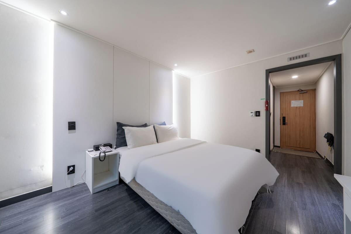 Free minibar, blackout drapes, soundproofing, free WiFi