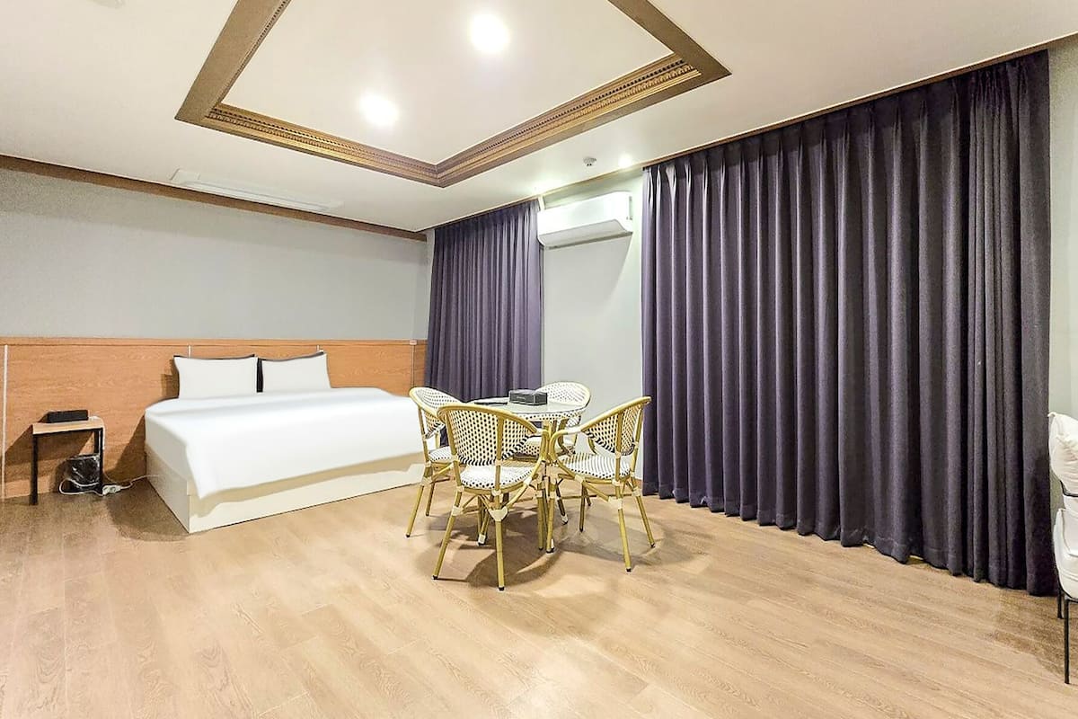 Family Twin Room | Free minibar, blackout drapes, soundproofing, free WiFi