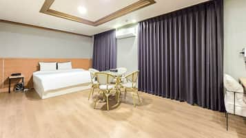 Minibar con artículos gratuitos y cortinas blackout