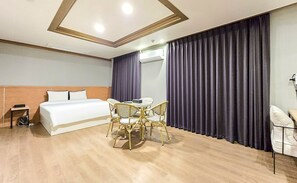 Minibar con artículos gratuitos y cortinas blackout 