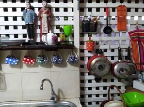 Frigorífico grande, horno, placa de cocina y utensilios de cocina