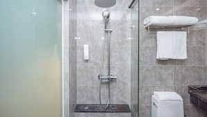 Minibar, safe på rommet, skrivebord og blendingsgardiner