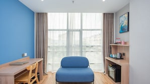 Familierom | Minibar, safe på rommet, skrivebord og blendingsgardiner