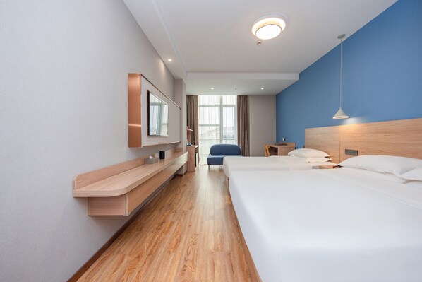 Minibar, caja de seguridad en la habitación y escritorio 