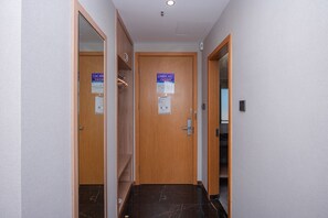 Minibar, caja de seguridad en la habitación y escritorio 