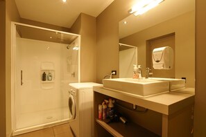 Ducha, artículos de higiene personal gratuitos y secador de pelo