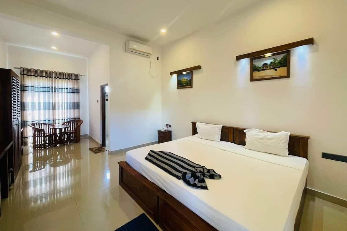 Deluxe Double Room, 1 Bedroom, Non Smoking | In-room safe, desk, laptop workspace, iron/ironing board