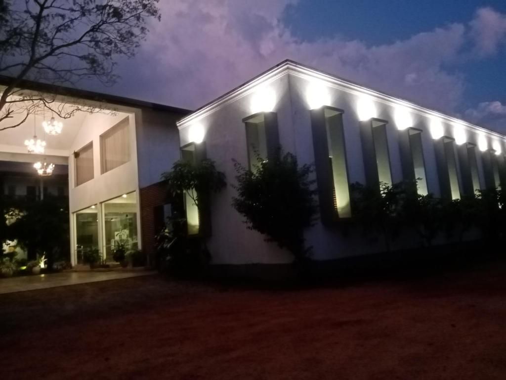 Un bâtiment à l’architecture moderne, caractérisé par un toit plat et de grandes fenêtres.