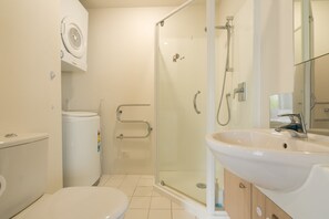 Bathroom - 2 Bedroom Apartment in Central Location (Auckland)