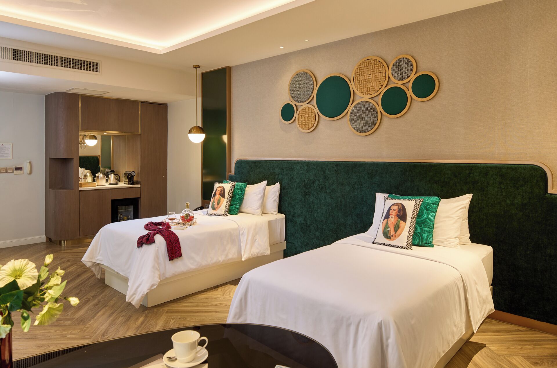 华丽双床房 | 高档床上用品、迷你吧、客房内保险箱、特色装修