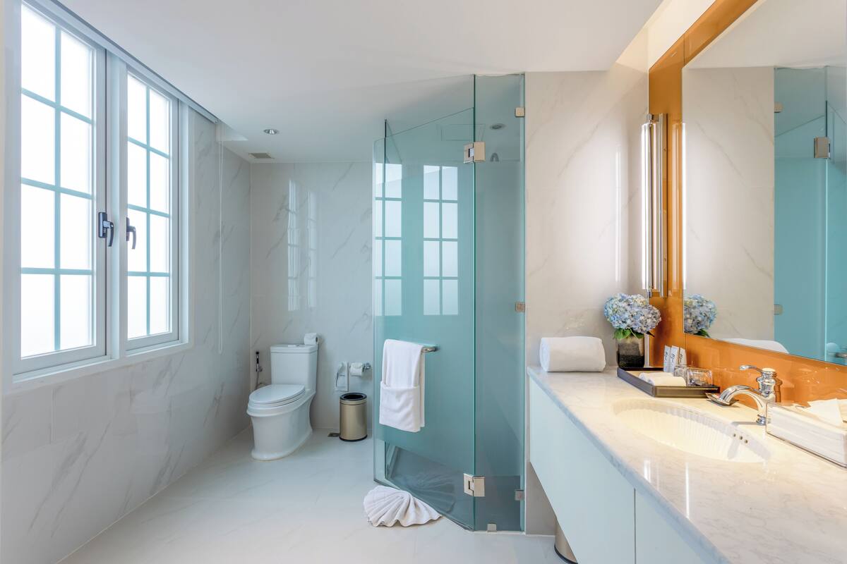 superior room | bathroom | free toiletries, hair dryer, bathrobes, slippers