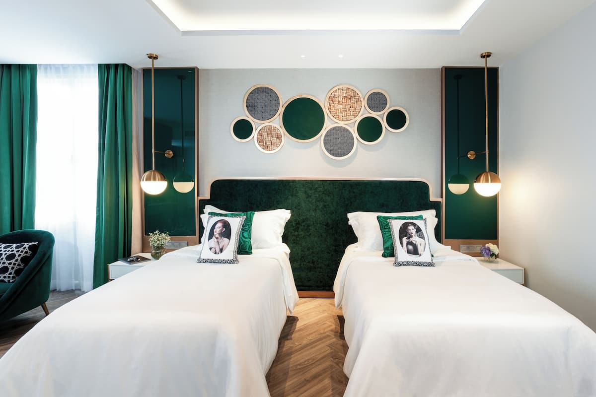 Deluxe-Zweibettzimmer | Hochwertige Bettwaren, Minibar, Zimmersafe, individuell dekoriert