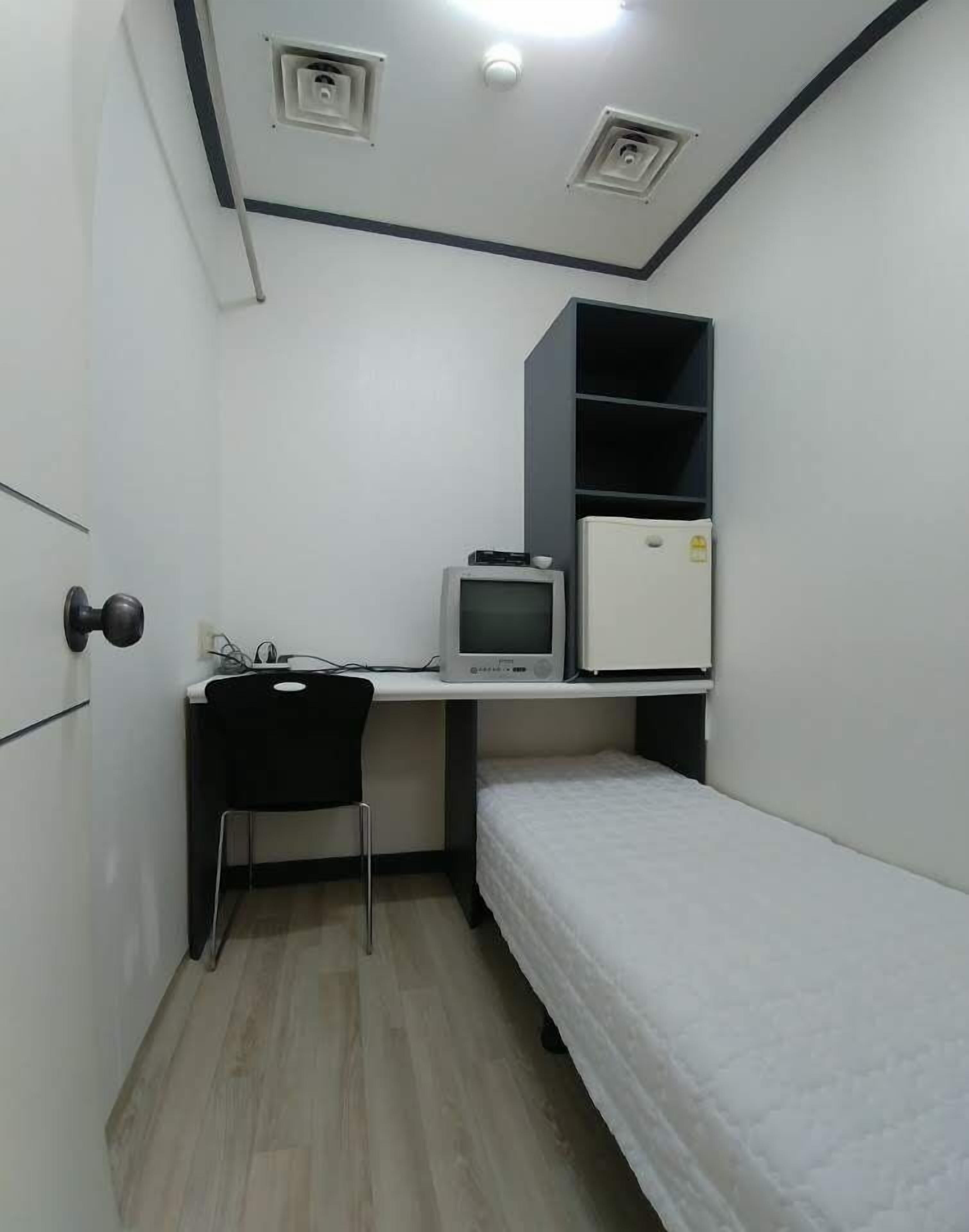 Single Room | Desk, iron/ironing board, WiFi (free)