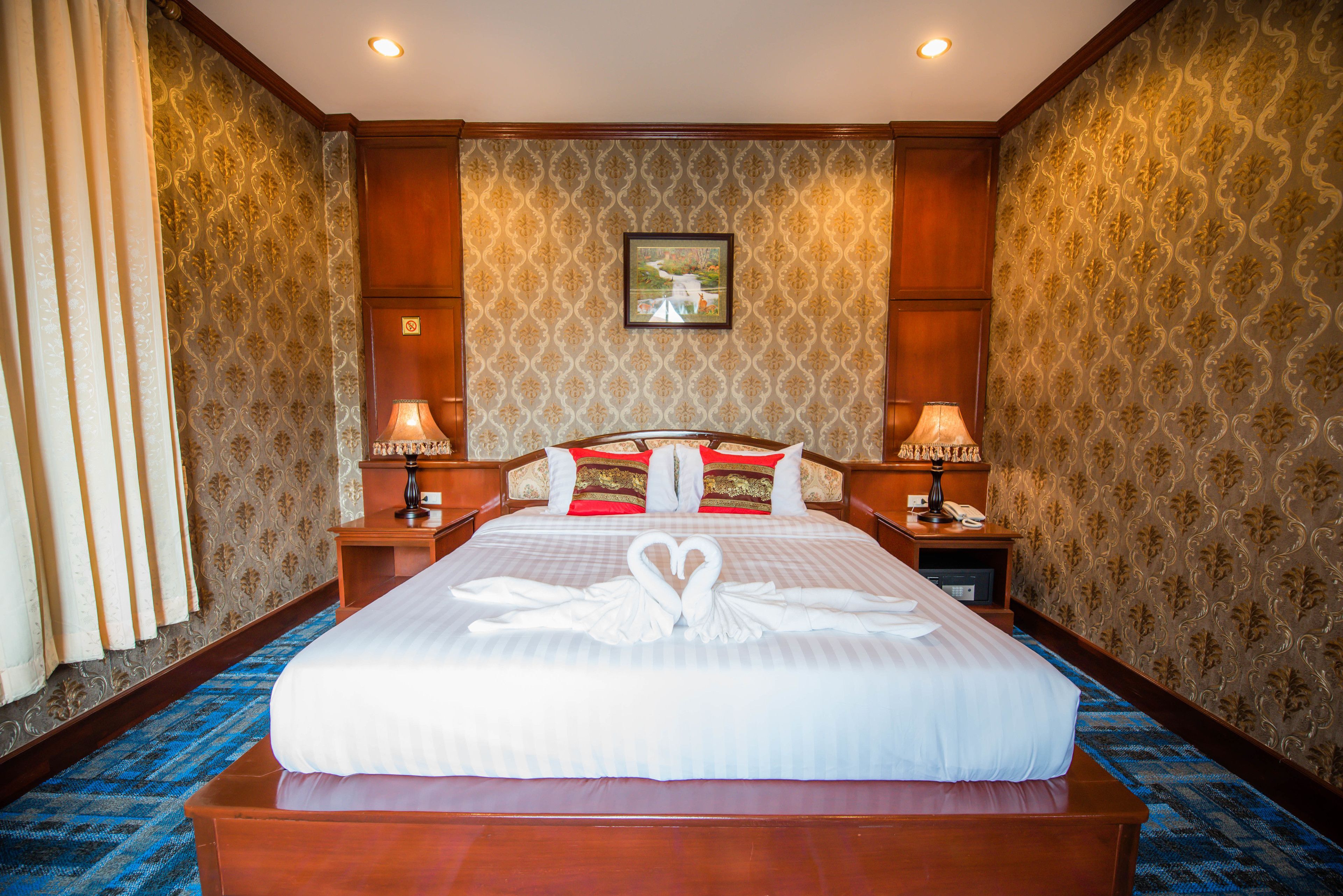 Habitación doble Deluxe, 1 cama matrimonial, vista a la ciudad | Caja de seguridad en la habitación y escritorio 