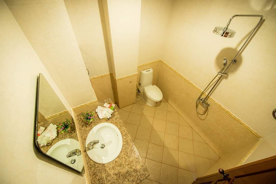 Un baño con dos lavabos, un inodoro y una ducha.