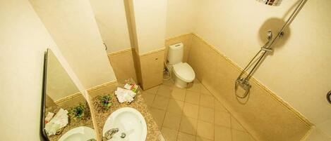 Un baño con dos lavabos, un inodoro y una ducha.